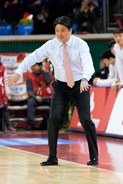 디펜딩 챔피언 서울SK는 이번 시즌 실망스러운 경기력으로 9위에 자리하고 있다.사진은 SK의 문경은 감독. [사진=KBL]