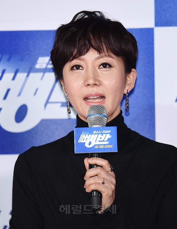 배우 염정아가 24일 오후 서울 중구 메가박스 동대문점에서 열린 영화 '뺑반'(감독 한준희) 언론시사회 및 기자간담회에 참석해 질문에 답하고 있다.