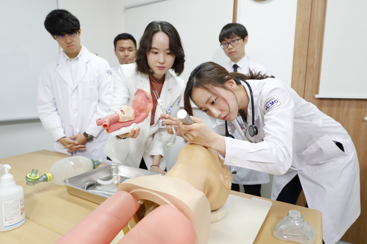 영남대 의과대학 학생들 실습교육 모습.(사진제공=영남대)