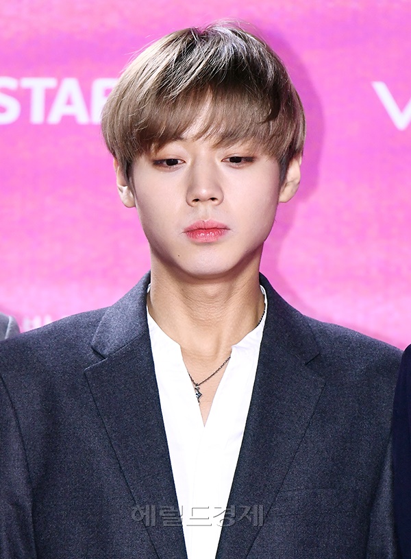 그룹 워너원이 지난 15일 오후 서울 구로구 고척스카이돔에서 열린 28회 '하이원 서울가요대상'에 참석해 포즈를 취하고 있다.