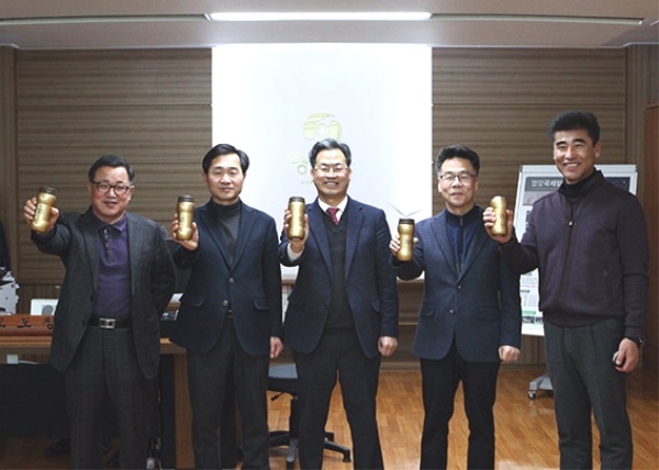 오도창 영양군수는 5일 ‘플라스틱프리챌린지’ 캠페인에 동참하는 텀블러 사용 인증사진을 찍고 있다.(영양군 제공)