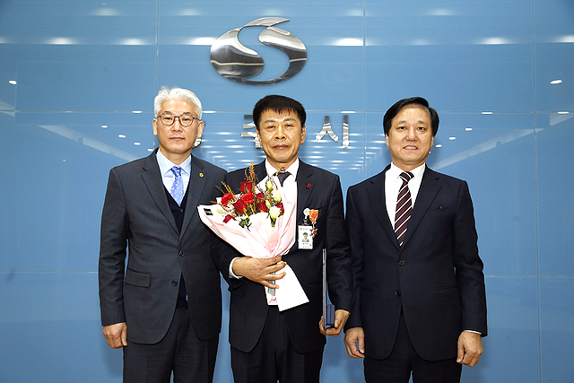근정포장을 수상한 황택련 건설과장(가운데)황천모 상주시장(오른쪽)과 함께 기념사진을 찍고 있다.(상주시 제공)