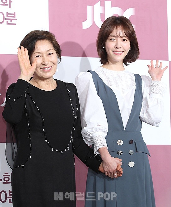 배우 김혜자, 한지민 / 사진=민선유 기자