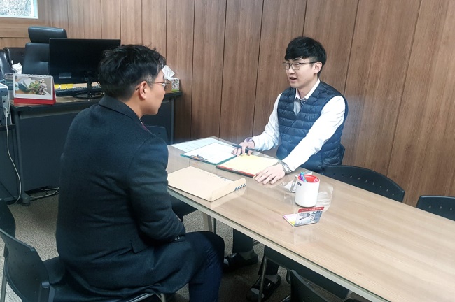 최기훈(오른쪽) 법률 홈닥터가 무료 법률 상담을 하고 있다(영주시 제공)