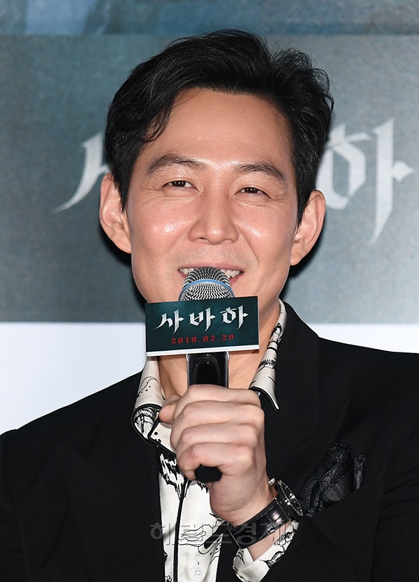 배우 이정재가 13일 오후 서울 용산구 CGV 용산아이파크몰점에서 열린 영화 '사바하' 언론시사회 및 기자간담회에 참석해 질문에 답하고 있다.
