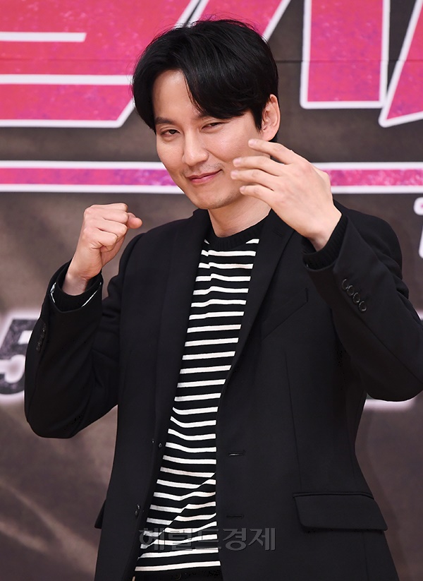 배우 김남길이 15일 오후 서울 양천구 SBS 목동사옥에서 SBS 금토드라마 '열혈사제' 제작발표회에 참석해 포즈를 취하고 있다.