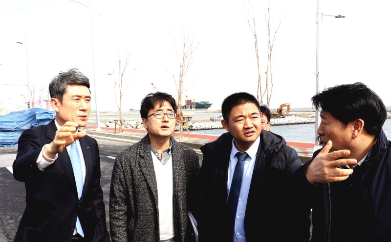 이강덕 포항시장(왼쪽)이 카니발 크루즈사 관계자와 국제여객부두 건설 현장을 직접 방문해 국제여객부두 개발현황과 영일만항 인프라를 소개하고 있다.(포항시 제공)