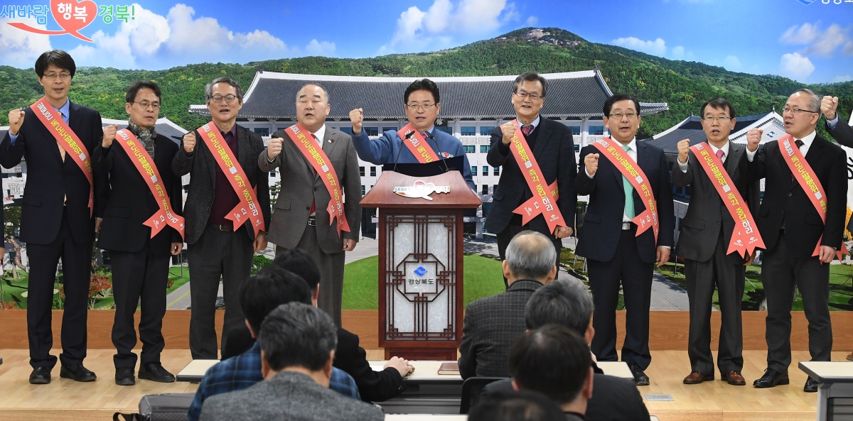 이철우 경북지사가 22일 경북도청 브리핑룸에서 경북도 독도위원회 위원, 독도 관련단체 대표 등과 함께 일본 다케시마의 날 행사를 규탄하는 성명을 발표하고 있다.(경북도 제공)