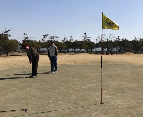 올해부터 적용되는 룰에 따라 깃대를 꽂은 채로 퍼트하니까 시간이 대폭 절약되었다.
