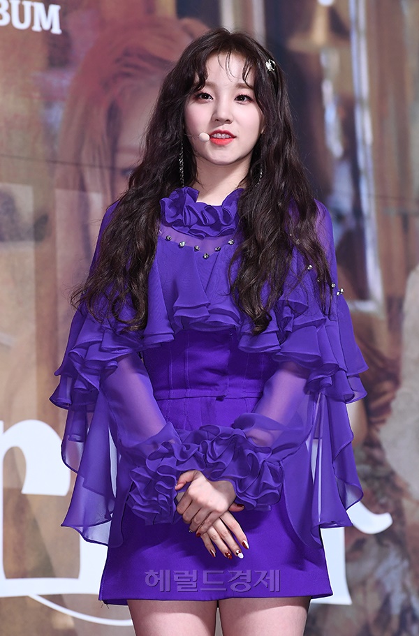 그룹 (여자)아이들이 26일 오후 서울 용산구 블루스퀘어 아이마켓홀에서 열린  미니 2집 '아이 메이드(I made)'의  발매 기념 쇼케이스에 참석해 포즈를 취하고 있다.