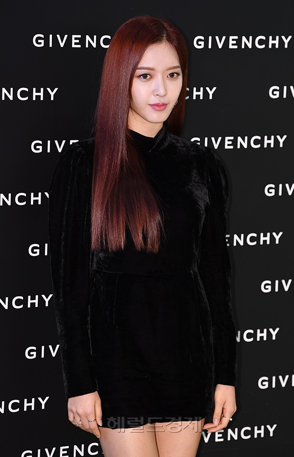 AOA 찬미가 28일 오전 서울 서대문구 현대백화점 신촌점에서 진행된 한 뷰티브랜드 포토행사에 참석해 포즈를 취하고 있다.