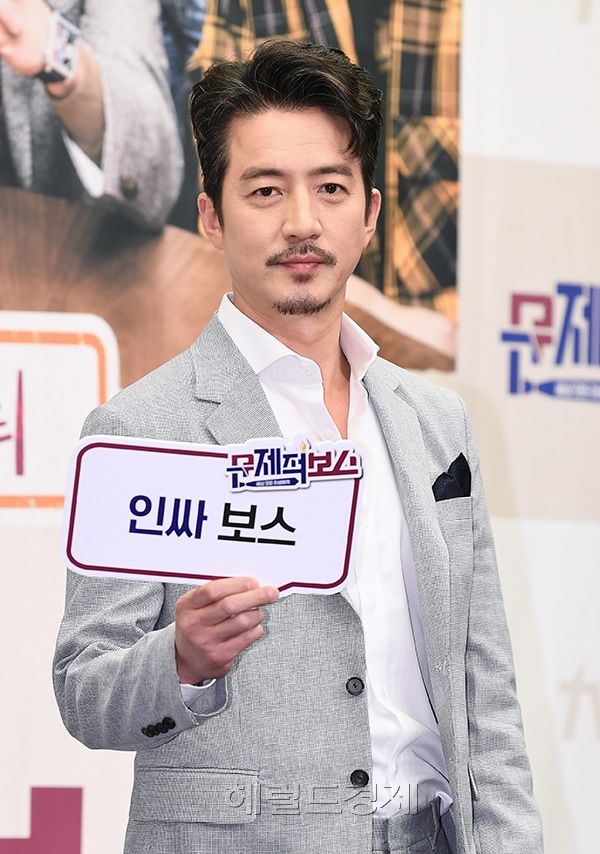 배우 정준호가 4일 오후 서울 마포구 상암동 스탠포드호텔에서 열린 tvN '문제적 보스' 제작발표회에 참석해 포즈를 취하고있다.