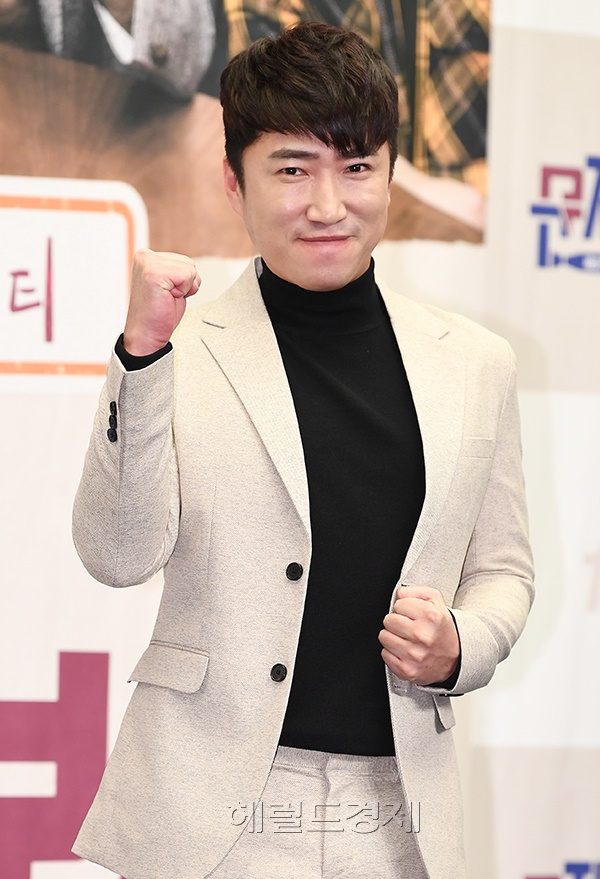 방송인 장동민이 4일 오후 서울 마포구 상암동 스탠포드호텔에서 열린 tvN '문제적 보스' 제작발표회에 참석해 포즈를 취하고있다.