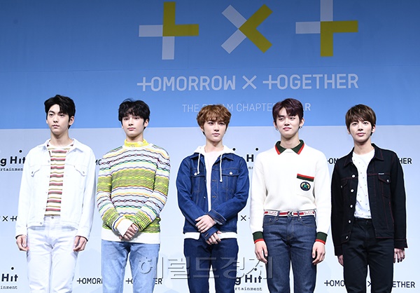 그룹 투모로우바이투게더가 5일 오후 서울 광진구 예스24 라이브홀에서 열린 데뷔 앨범 ‘꿈의 장: STAR’의 발매 기념 쇼케이스에 참석해 포즈를 취하고 있다.