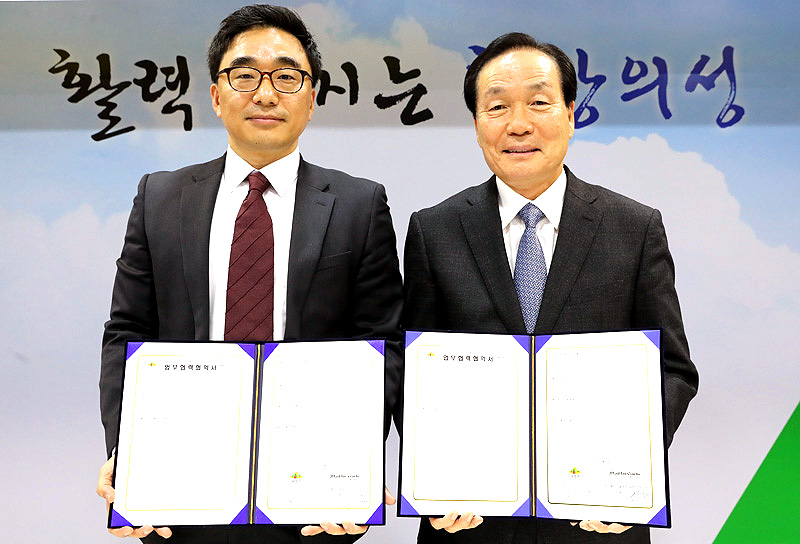 의성군과 국내 마늘 전문 외식 업체인 ㈜엠에프지코리아는 의성마늘 사용에 따른 상호 협력 업무 협약을 맺었다. (의성군 제공)