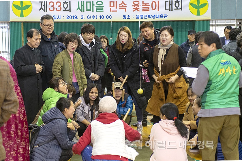 다문화 가정팀이 윷놀이대회에 출전해 한국문화를 체험하고 있다.(울릉군 제공)