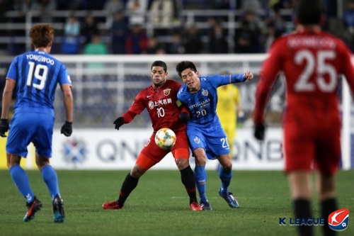 상하이 상강의 헐크와 거친 몸싸움을 벌이고 있는 윤영선(20번). [사진=프로축구연맹]