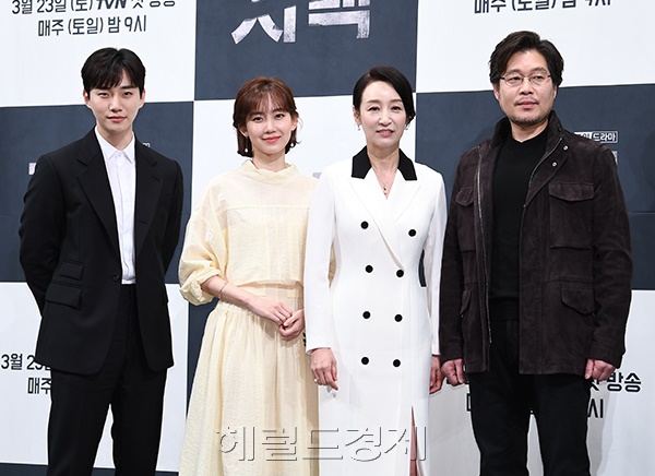 배우 이준호-신현빈-남기애-유재명이 15일 오후 서울 강남구 임피리얼팰리스서울에서 열린 tvN 새 토일드라마 ‘자백’(임희철 극본, 김철규 윤현기 연출) 제작발표회에 참석해 포즈를 취하고 있다.