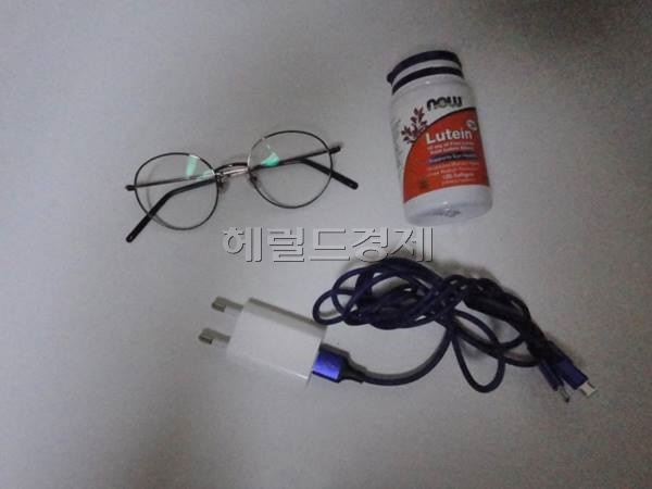 일상 필수품 청광안경, 루테인, 충전기(사진=db)