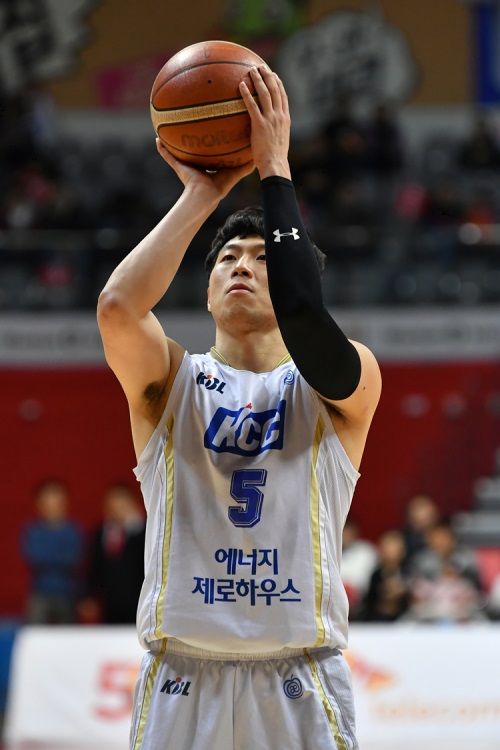 KCC의 이정현이 17일 LG와의 경기에서 통산 5,000 득점에 성공했다. [사진=KBL]