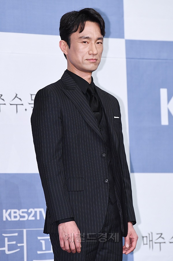배우 김병철이 18일 오후 서울 구로구 라마다서울 신도림호텔에서 열린 KBS 새 수목드라마 '닥터 프리즈너' 제작발표회에 참석해 포즈를 취하고 있다.