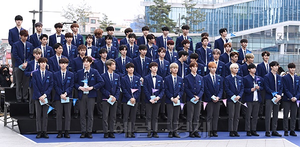 연습생들이 21일 오후 서울 마포구 상암동 CJ E&M 앞 광장에서 진행된 Mnet '프로듀스 X 101' 미니 팬미팅 'PRODUCE X 101 l BLUE CARPET CEREMONY’ 행사에서 포즈를 취하고 있다.