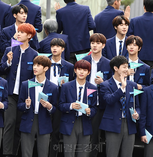 연습생들이 21일 오후 서울 마포구 상암동 CJ E&M 앞 광장에서 진행된 Mnet '프로듀스 X 101' 미니 팬미팅 'PRODUCE X 101 l BLUE CARPET CEREMONY’ 행사에서 포즈를 취하고 있다.