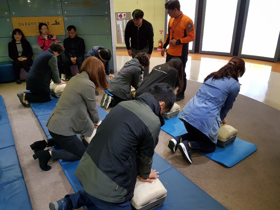 경북지방우정청 직원들이 대구시민안전테마파크에서 재난대응 체험교육을 실시하고 있다.(경북지방우정청 제공)