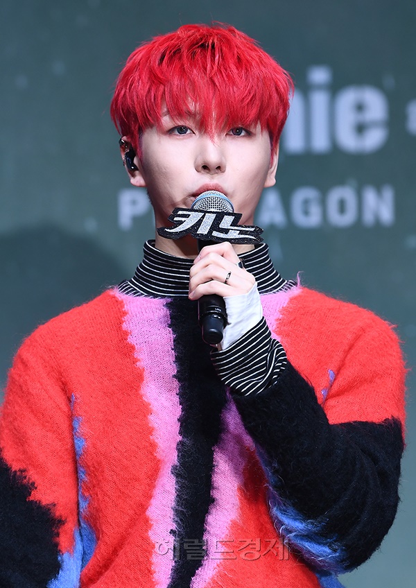 그룹 펜타곤이  27일 오후 서울 용산구 블루스퀘어 아이마켓홀에서 열린 펜타곤의 미니 8집 'Genie:us' 발매 기념 쇼케이스에서 소감을 전하고있다.