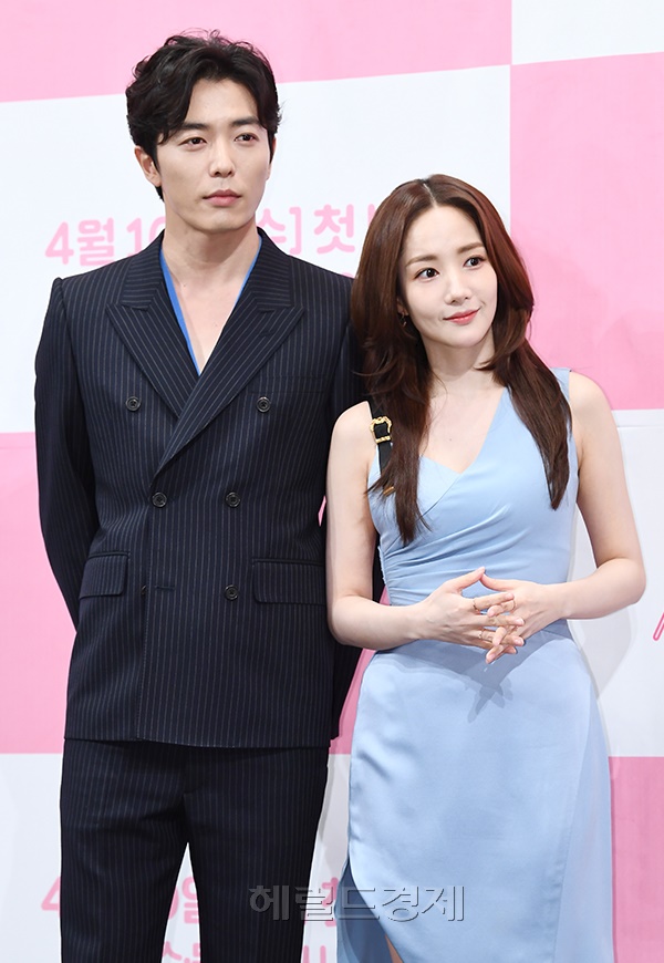 배우 김재욱-박민영이 3일 오후 서울 강남구 임피리얼팰리스서울호텔에서 열린  tvN 새 수목드라마 ‘그녀의 사생활’ 제작발표회에 참석해 포즈를 취하고 있다.