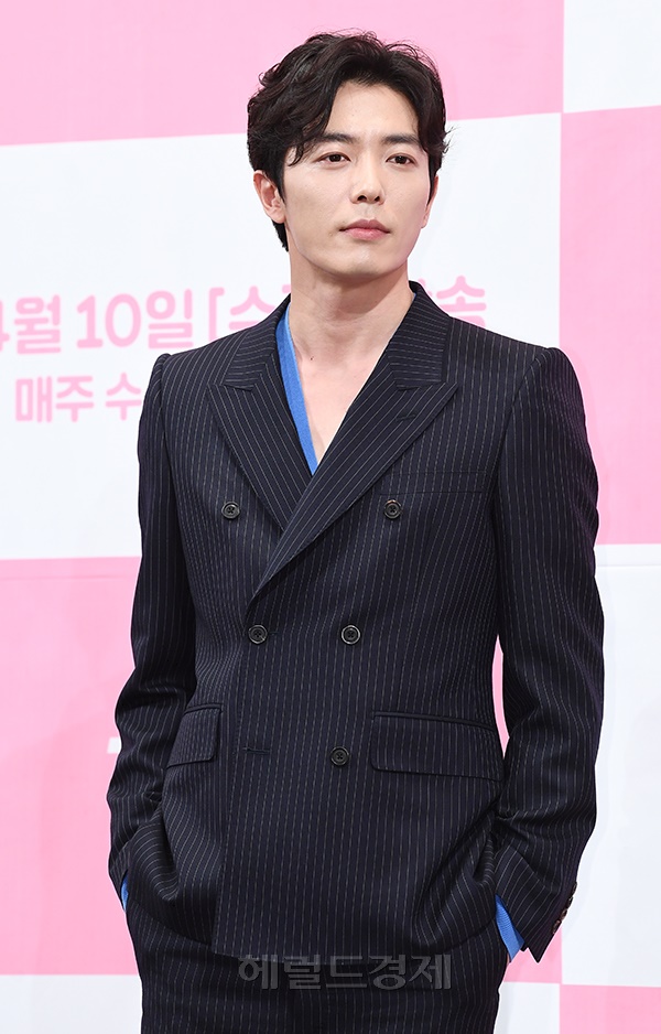 배우 박민영이 3일 오후 서울 강남구 임피리얼팰리스서울호텔에서 열린  tvN 새 수목드라마 ‘그녀의 사생활’ 제작발표회에 참석해 포즈를 취하고 있다.