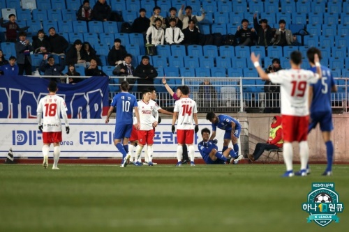 상주 김영빈이 염기훈을 가격해 퇴장당했다. [사진=프로축구연맹]