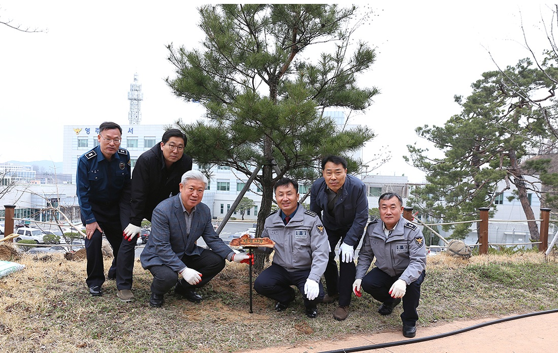 영주경찰서는  5일 식목일을 맞아 ‘청렴실천 나무심기’ 행사를 가졌다. 사진 죄측부터  김호방 생활안전계장, 유병한 수사과장, 안동섭 여성청소년과장, 김상렬 경찰서장, 고원진 청문감사관, 조우석 경비교통과장(영주 경찰서 제공)