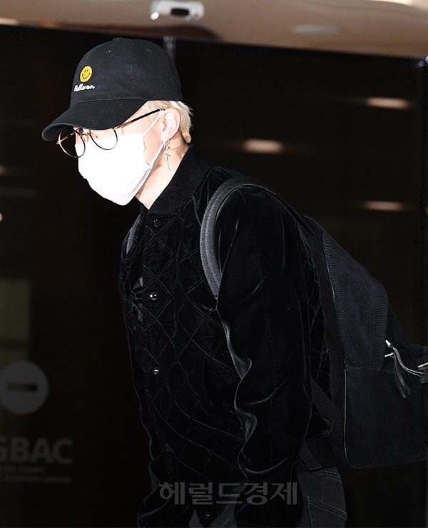 그룹 방탄소년단이(RM 슈가 진 제이홉 지민 뷔 정국) 5일 오후  월드투어 'BTS World Tour “LOVE YOURSELF" 참석차 김포국제공항을 통해 전세기편으로 태국 방콕으로 출국하고있다.