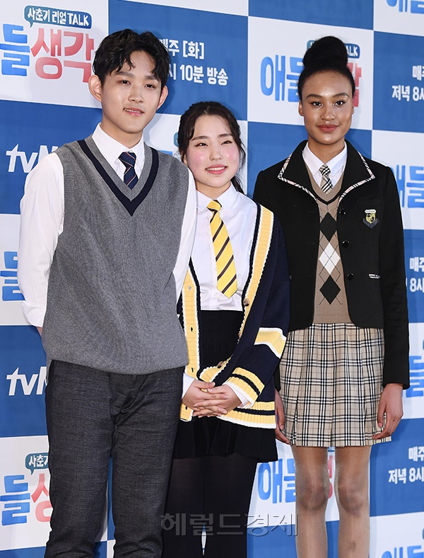 '애들생각' 출연진 최환희-박민-배유진이 9일 오후 서울 마포구 상암 CJE&M에서 열린 예능 프로그램 tvN '사춘기 리얼 Talk-애들 생각' 제작발표회에 참석해 포즈를 취하고있다.