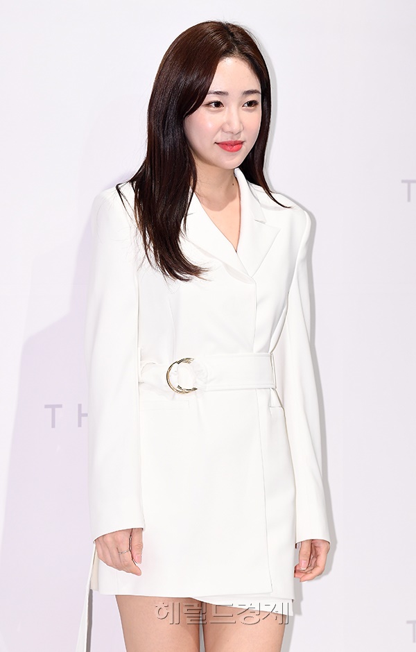 최희 아나운서가 12일 오후 서울 JW 메리어트 호텔에서 열린 라이프스타일 코스메틱 브랜드 '쓰리' 론칭 기념 'THRE 뮤지엄' 행사에 참석해 포즈를 취하고 있다.