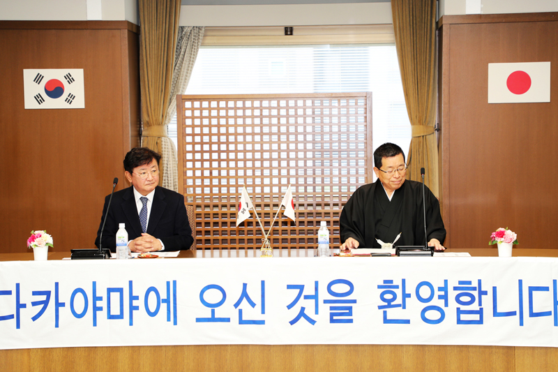 권영세 안동시장(왼쪽)과 쿠니시마 다카야마시장(오른쪽)이 간담회를 열고 있다. (안동시 제공)