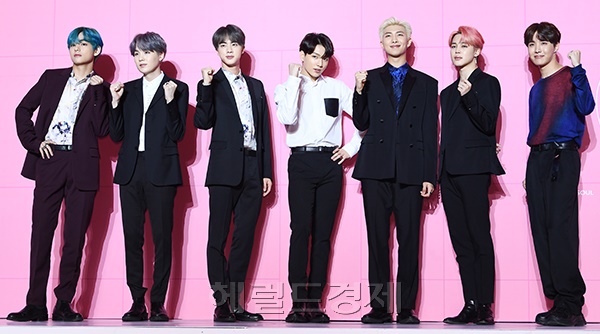 그룹 방탄소년단이 17일 오전 서울 중구 동대문디자인플라자(DDP)에서 열린 방탄소년단(BTS)의 새 앨범 'MAP OF THE SOUL : PERSONA' 발매 기념 글로벌 기자간담회에 참석해 포즈를 취하고 있다.