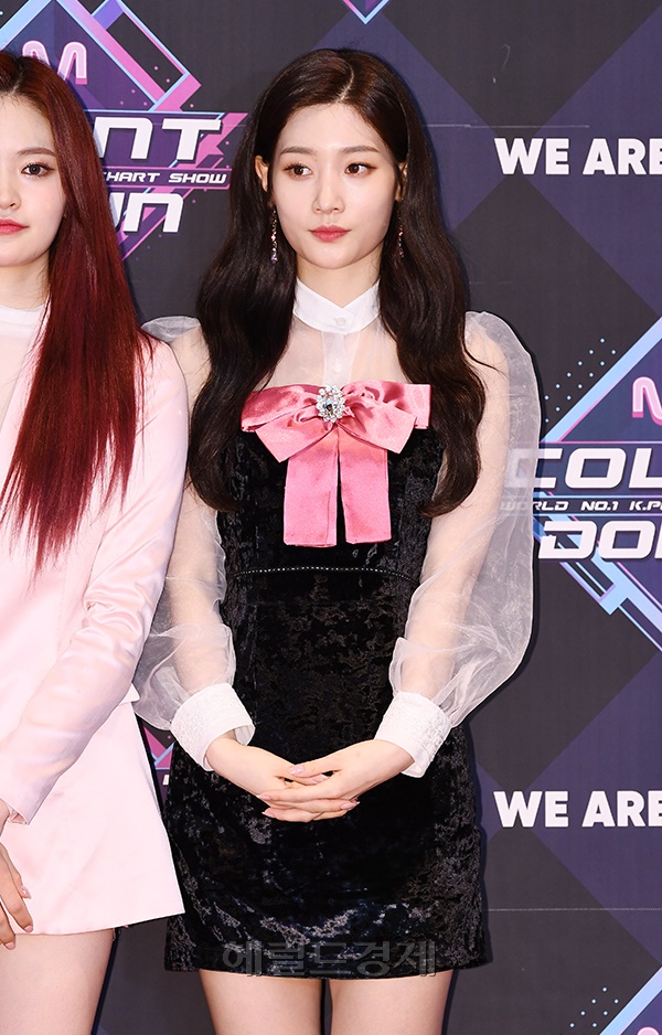 그룹 다이아가 18일 오후 서울 마포구 상암동 CJ E&M에서 열린 엠넷(Mnet) 음악 프로그램 '엠카운트다운' 리허설 포토타임 행사에 참석해 포즈를 취하고 있다.