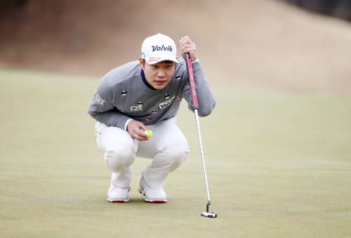 13번홀에서 그린을 살피고 있는 김민수. [사진=KPGA]