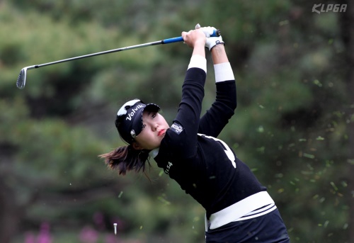 신인왕 포인트와 평균타수에서 1위를 달리고 있는 조아연. [사진=KLPGA]