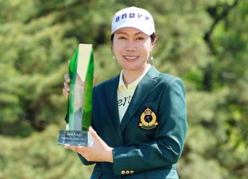 불혹 나이의 이지희가 21일 일본 JLPGA 반테린 레이디스에서 우승했다. [사진=JLPGA]