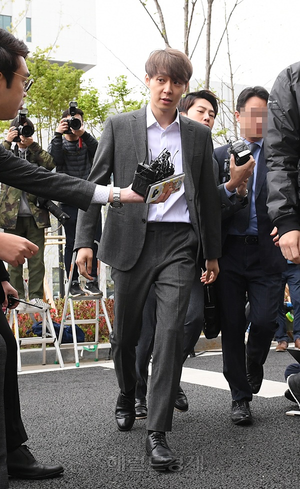 가수 박유천이 구속 전 피의자 심문(영장실질심사)을 받기 위해 26일 오후 경기도 수원 수원지방법원에서 출석하고있다.
