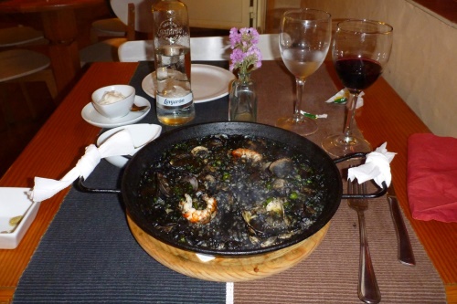 타리파에서 맛본 오징어 먹물 빠에야.