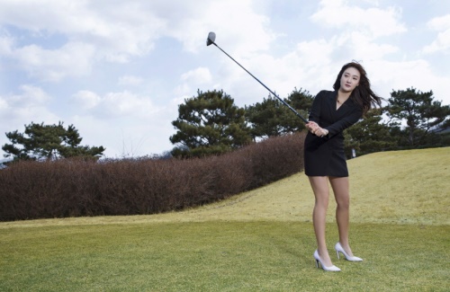 세미 정장을 입고 하이 힐을 신은 채 드라이버샷을 날리고 있는 오지현. [사진=KLPGA]