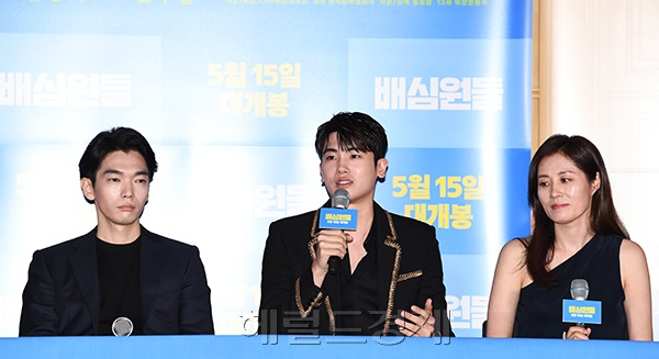 배우 박형식이 2일 오후 서울 용산구 CGV 용산 아이파크몰점에서 열린 영화 '배심원들'(감독 홍승완) 기자간담회에서 질문에 답하고있다.