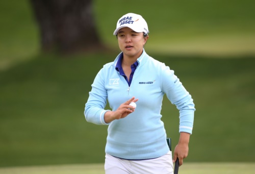 3라운드 도중 17번홀에서 홀아웃하며 갤러리에게 인사하는 김세영. [사진=엘앤피코스메틱]