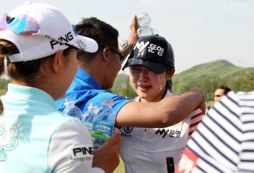 동료들의 축하 속에 기쁨의 눈물을 흘리고 있는 박소연. [사진=KLPGA]