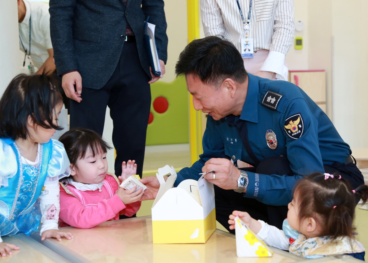 김기출 경북경찰청장이 경북청 내 직장어린이집을 방문해 아이들에게 간식을 나눠주고 있다.(경북경찰청 제공)