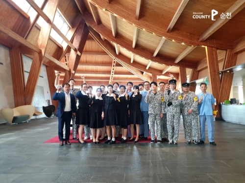 골프존카운티 순천은 19일 까지 고등학교 교복 입은 직원들을 볼 수 있다.